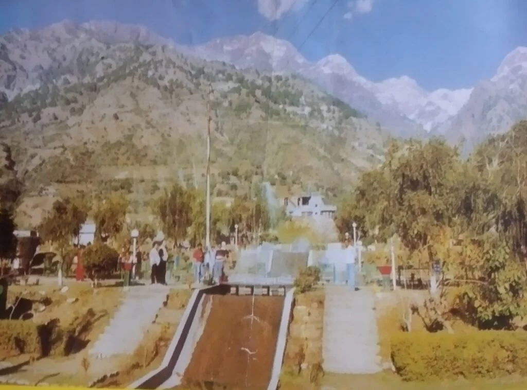  शालीमार उद्यान से त्रिकूट पर्वत का दृश्य